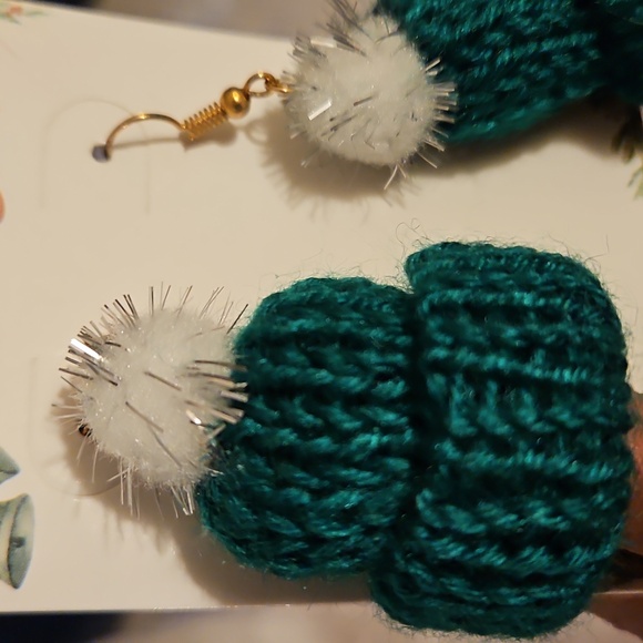 Handmade Jewelry Green Christmas Santa’s Hat White Silver Pom-pom Crochet X-mas - Picture 5 of 6